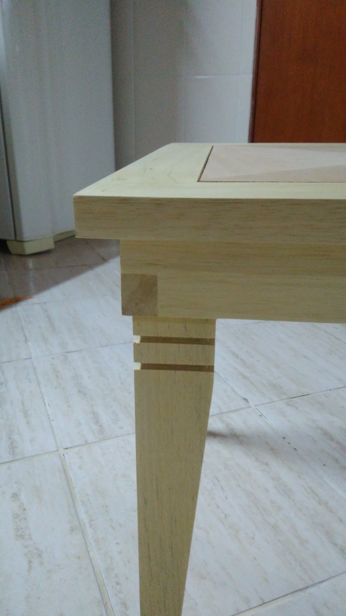 Mesa em madeira caxeta com marchetaria