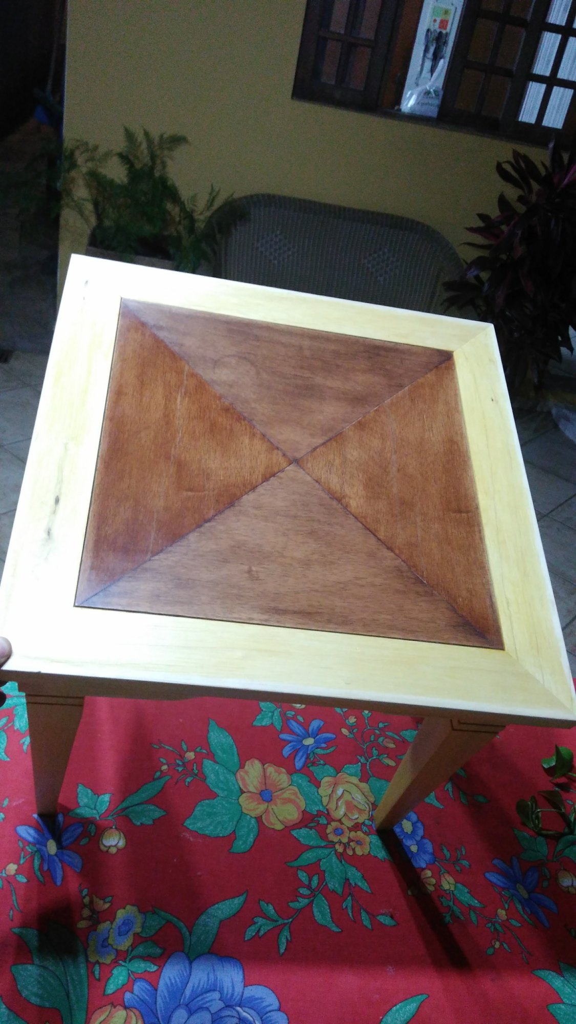 Mesa em madeira caxeta com marchetaria