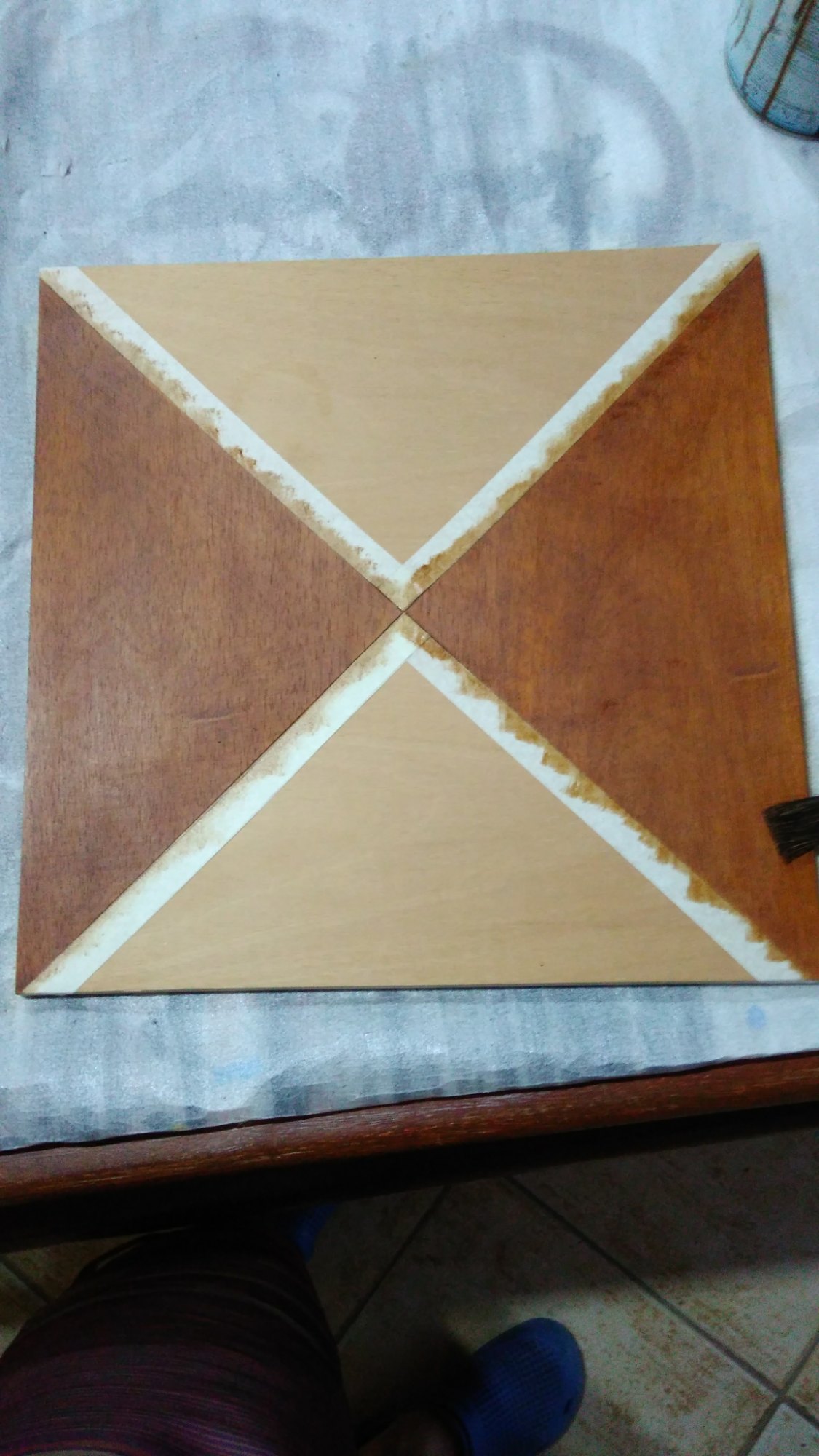 Mesa em madeira caxeta com marchetaria