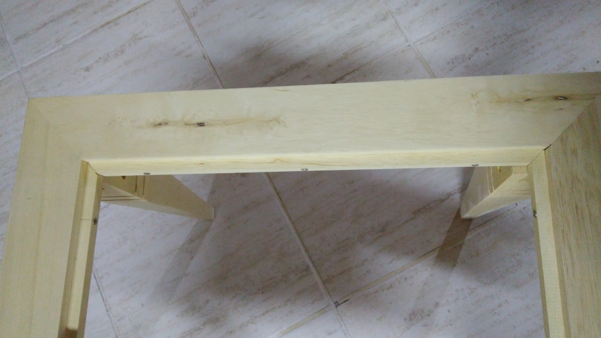 Mesa em madeira caxeta com marchetaria
