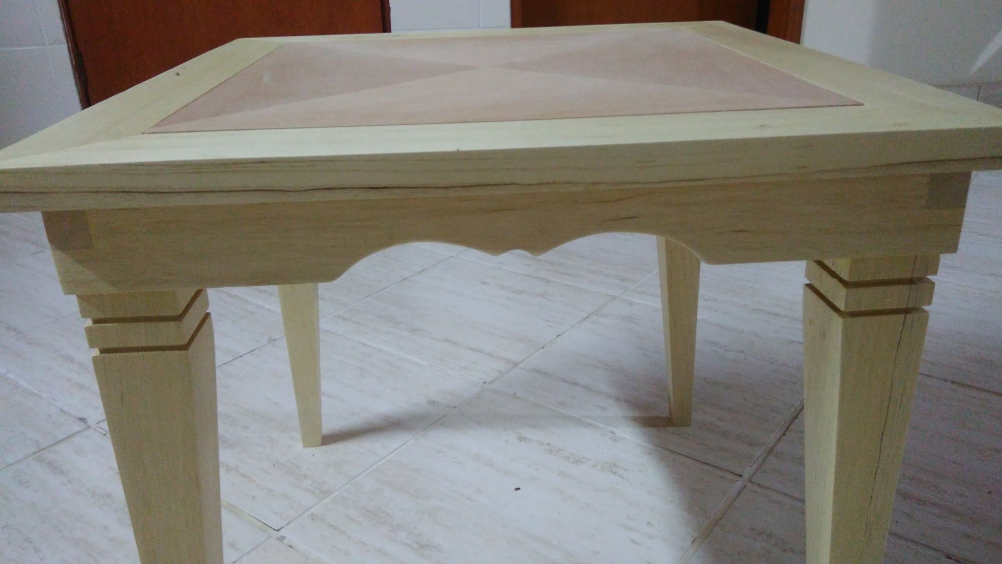 Mesa em madeira caxeta com marchetaria