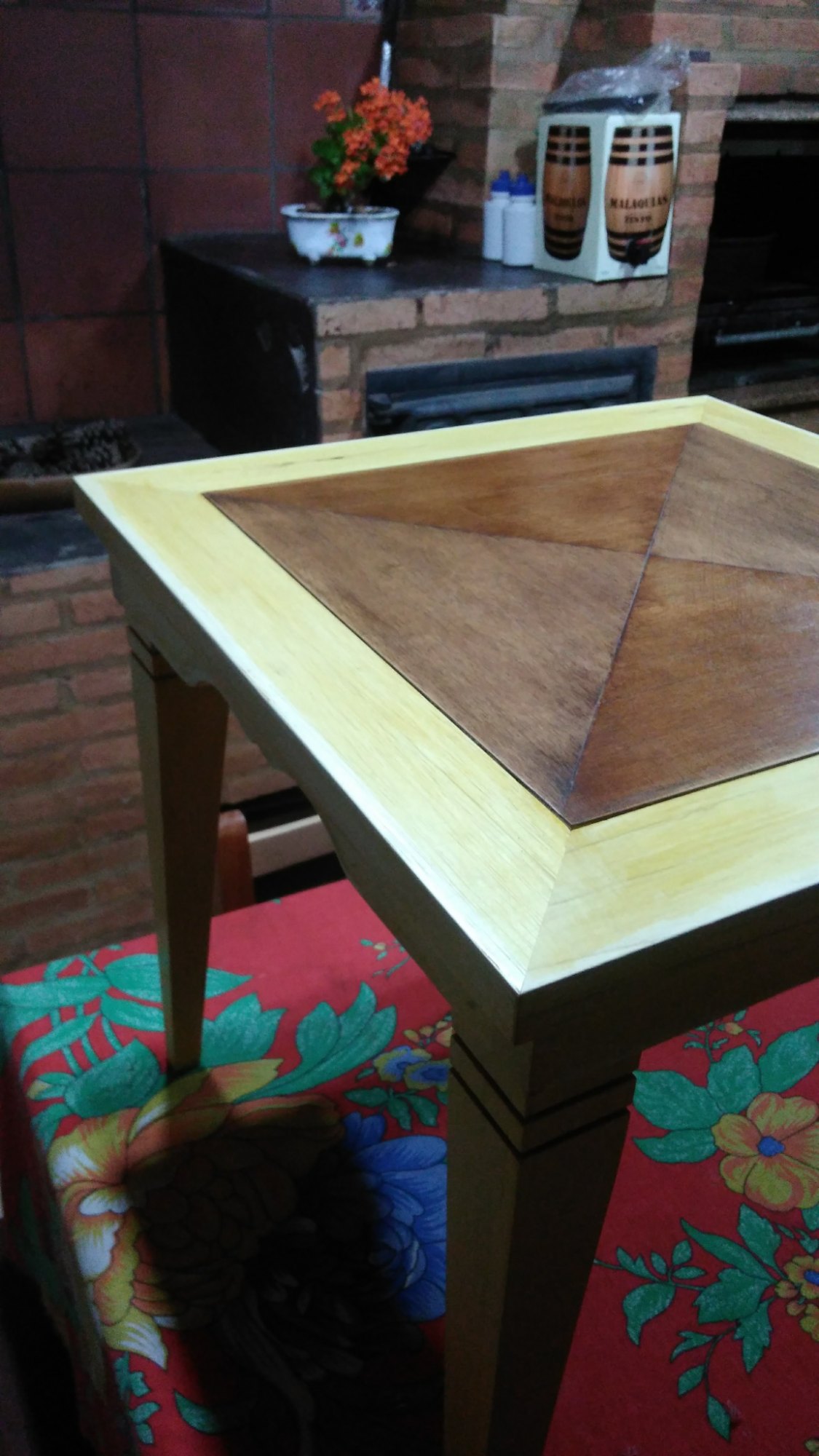 Mesa em madeira caxeta com marchetaria
