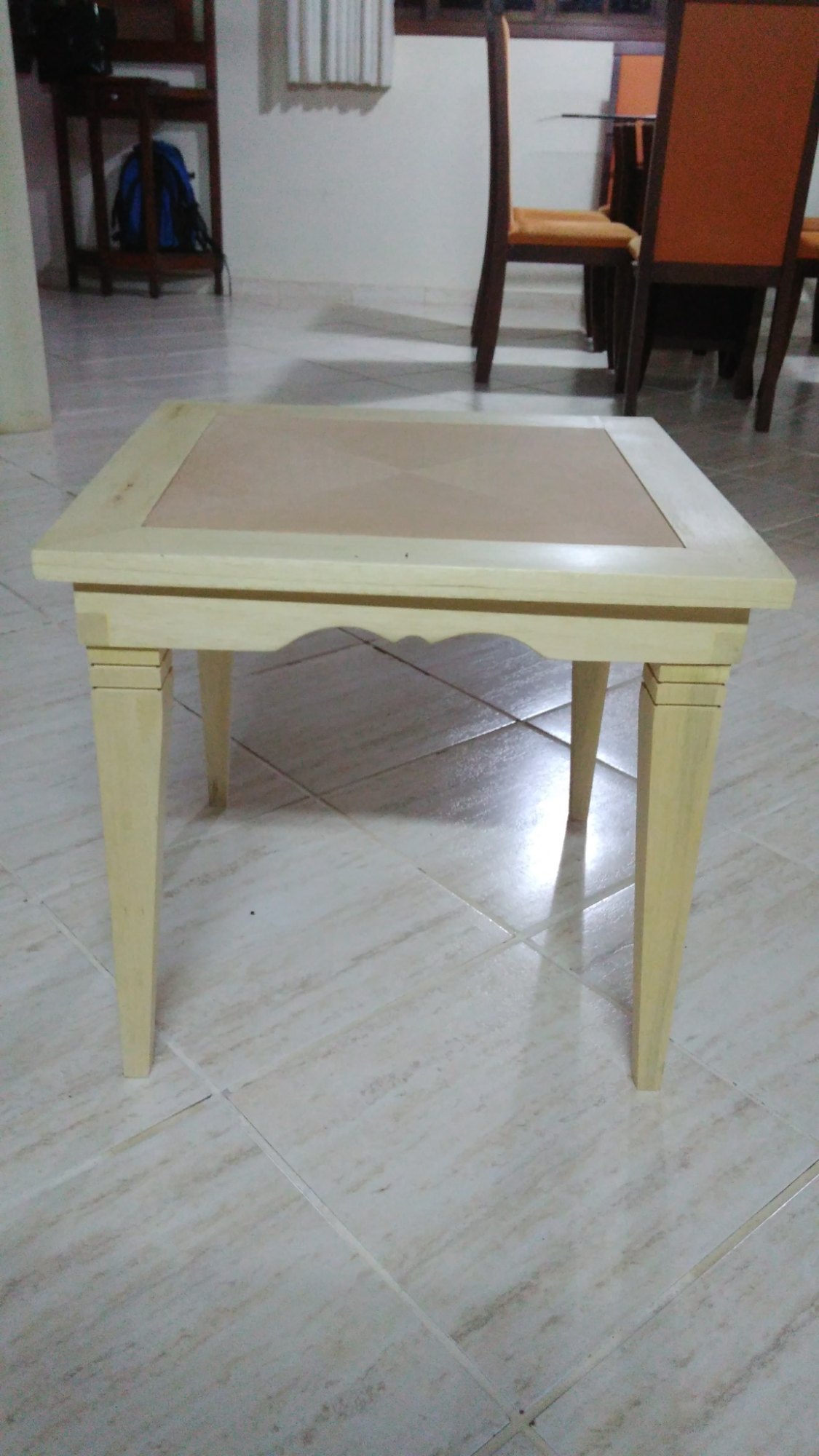 Mesa em madeira caxeta com marchetaria